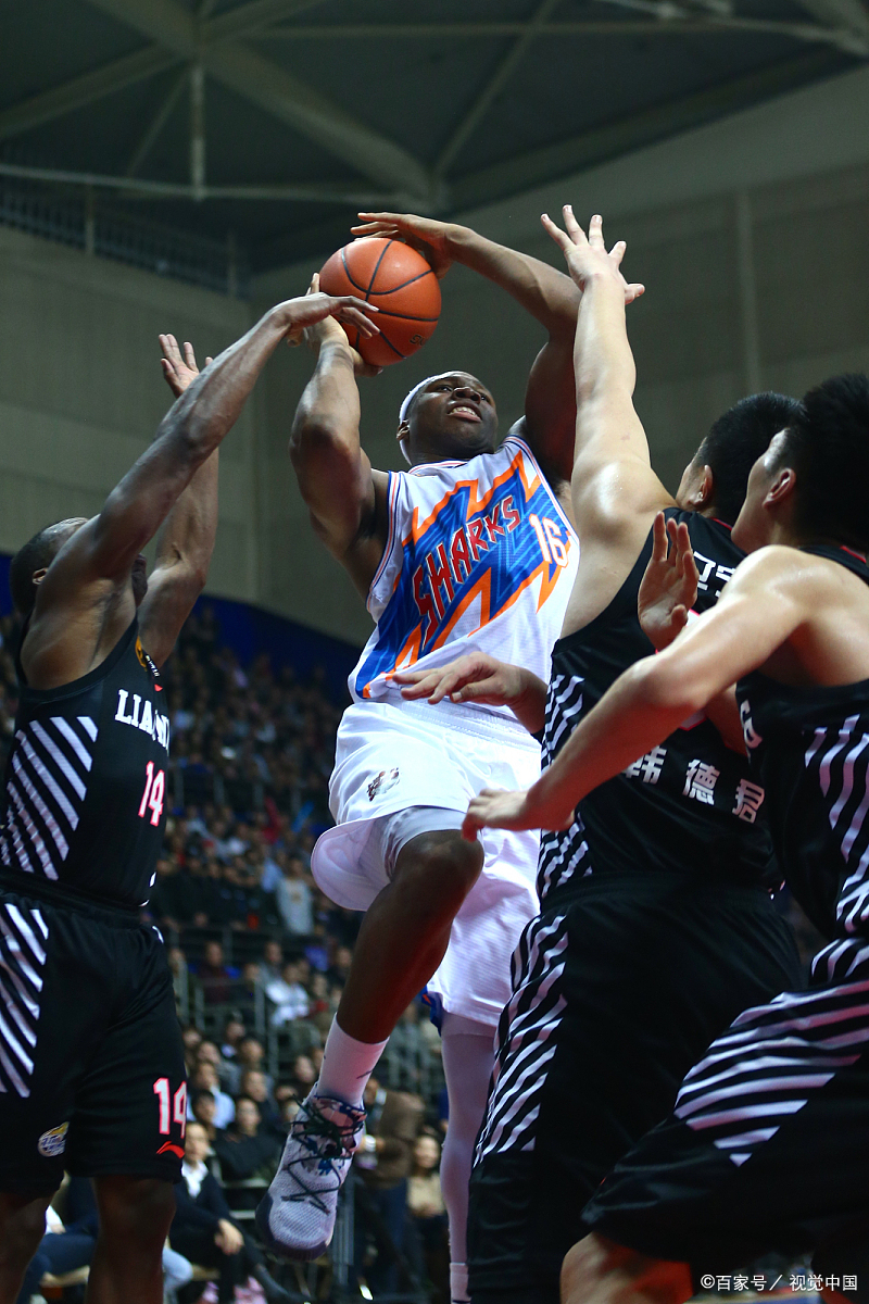 NBA常规赛赛程吃紧；密尔沃基雄鹿集结日防线松动；底气十足；身体对抗强度拉满的简单介绍